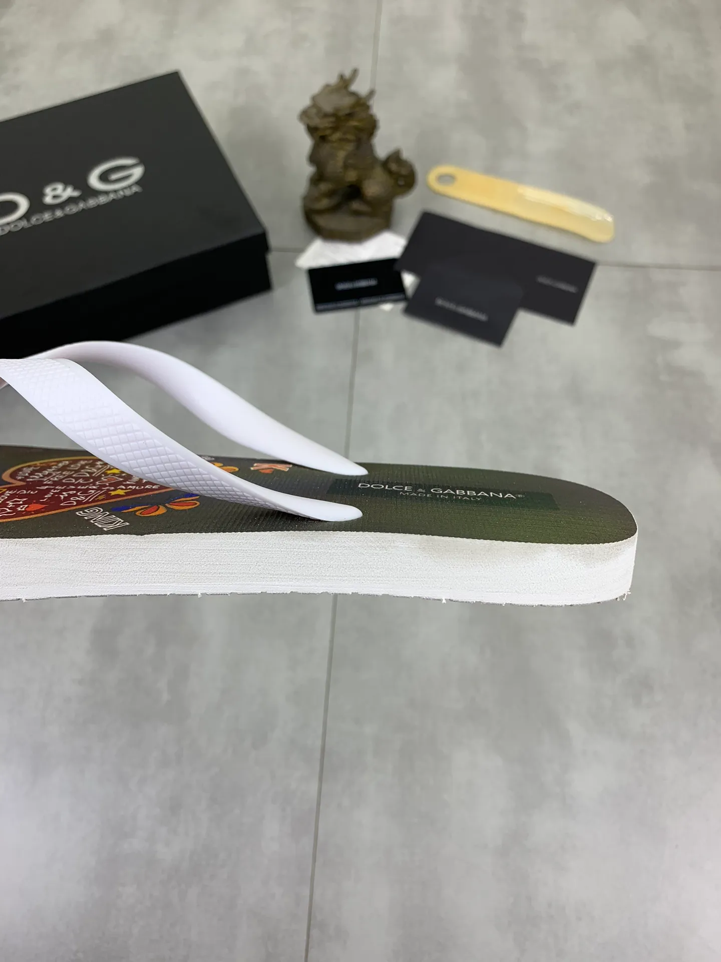 Men's Men's Shoes💰P220💰[New Style]🆘[DG] Official website popular Dolce & Gabbana men's flip-flops are on sale at the counter simultaneously! Original fabric imported from Italy. Original bottom provided by the original factory. Size: Adult 36-45. Children’s size: 30-37. Multiple colors available.